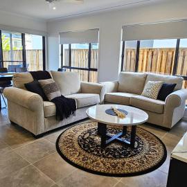 Noble Casa Brand New Estate Sleeps 8 Burpengary East, khách sạn ở Morayfield