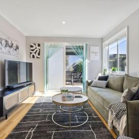 Gina's Retreat - Chic Comfort near Mount Taylor