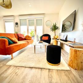 New apartment near Paris with balcony and free parking, hotel i Bezons