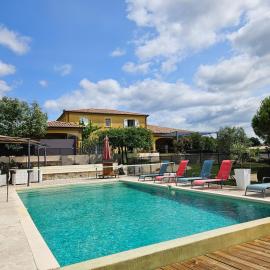 Le Coin Charmant - vue montagnes et jacuzzi privé โรงแรมในพริวาส