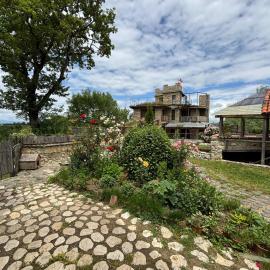 Etno Rekreacia Tabatadze, With Outdoor pool, hotelli kohteessa Shomakhetʼi