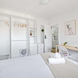 Classic Double Room in Peakhurst - Centrally Located - Shared Bathroom