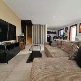4 chambres - 200m2 - Parking - Jardin, ξενοδοχείο σε Irigny