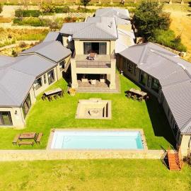 Stone`s Throw Manor, hotel in Muldersdrift