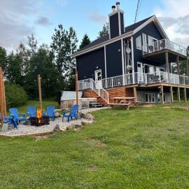 Le Rassembleur, SPA & SALLE DE JEU, hotel in Petite-Rivière-Saint-François