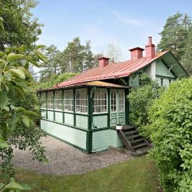 Swiss-Style Villa With Forest Views Near Bråviken, hotel di Norrköping