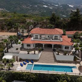 Great Villa with beatiful view and 4 bedrooms more 1000 sqm AREA, hotel u Alanji