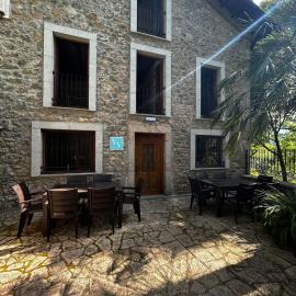 "Casa Bardales" โรงแรมในAlles