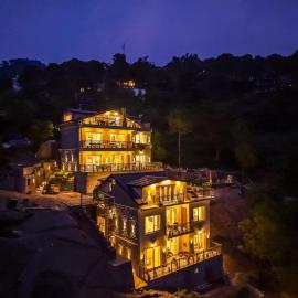 ELIVAAS Konifer Hillside Retreat