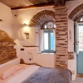 Meli House Cycladic traditional stone house-1895, hotell i Platiá