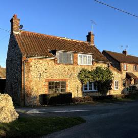 Pilgrims - Traditional flint cottage with open fire