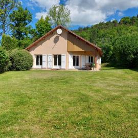 Gîte les 4 saisons - Intérieur bois - Lac de Chalain, Hotel in Marigny