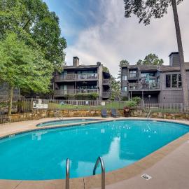 Pool, Hot Tub & Lake Access: Lake Hamilton Condo!, Hotel in Lake Hamilton