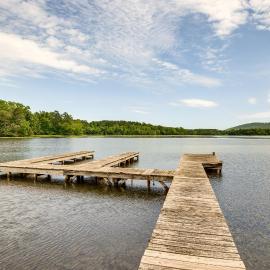 Fire Pit + BBQ: Lake Guntersville Family Home، فندق في Hollywood