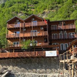 Livadhi Guesthouse, hotel a Mollʼ e Shoshit