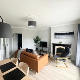 Modern and Spacious Apt6 - sleeps 6 - free parking, hotel i Galway