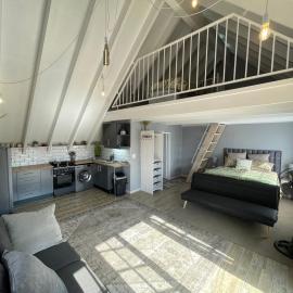 ACORN STUDIO Fully equipped Studio with kids loft