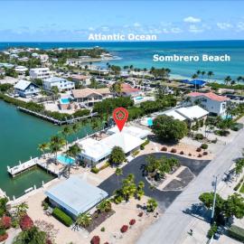 Blue Marlin House - Waterfront Pool Home, Steps from the Beach, Hot Tub, 210' Dock, hótel í Marathon
