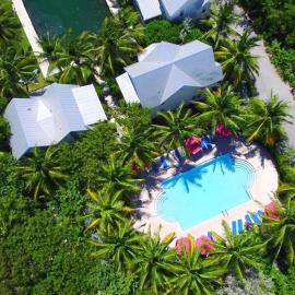Tropical Seahorse at Coral Lagoon - Waterfront Villa w Resort Pool & 34' Dock, hotel em Marathon