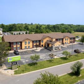 Countryside Inn and Suites، فندق في Mount Orab