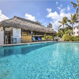 Dolphin Cove- Pet Friendly Waterfront Townhome w Pool, hotel em Marathon