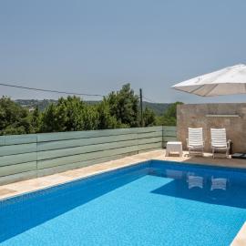 שיר החורש, hotel u gradu 'Shomera'
