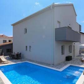 Gorgeous Apartment In Kastel Kambelovac