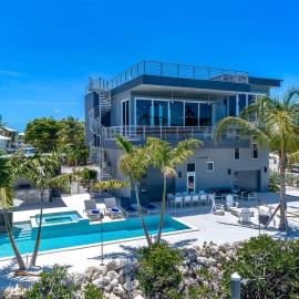 Off the Hook - Luxury Waterfront Pool Home, Kayaks & Bikes, 30' Dock