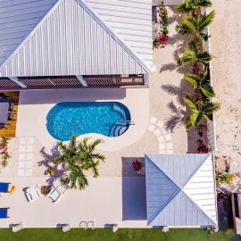 Seas the Day - Spacious Waterfront Pool Home, 50` Dock!、マラソンのホテル