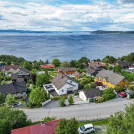 Appartment with garden, big bathroom and parking、Malvikのホテル