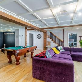 Old-Time Charm - 12 Guests - Billiards & Hot Tub, hotel in Sainte-Anne-de-Beaupré
