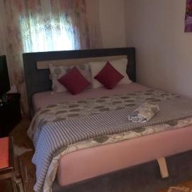 Family house, hotel u Visokom