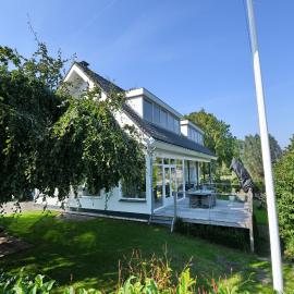 Comfortable villa on Kaag island between the lakes – hotel w mieście Kaag