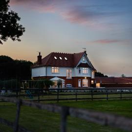 Merry Lakes - Luxury Lakeside Escape with Pool - Just 30 Minutes from London, hotel in Hutton