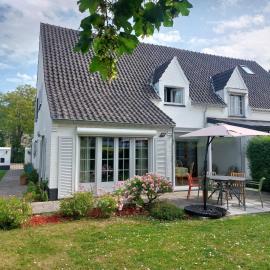 Domein 15 De Haan Nieuwmunster, 4-bedroom holiday house for up to 6 people, between Wenduine, 1 km, and De Haan, 2 km, 500 meters from the beach,15 min from Bruges, Ostend and Knokke, fenced garden, bed linen and towels provided, pet allowed, on demand, Hotel in Zuienkerke