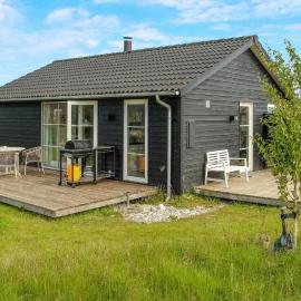 3 Bedroom Cozy Home In Lundby، فندق في Lundby