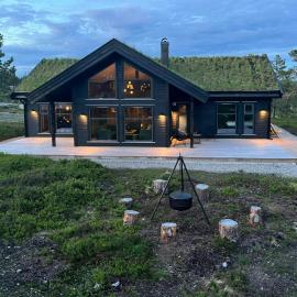 Large Cabin Near Hardangervidda With Sunny Veranda, hotel sa Veggli