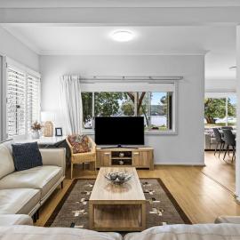 Ondina Cottage - Serene Waterfront Haven with Jetty, hotel in Gosford
