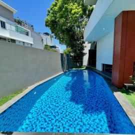 Luxury Villa With 5 Bed Room & Private Pool - 4 Minutes from The Beach By Walk, Hotel in Đà Nẵng