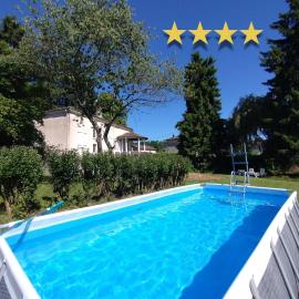 Skycircuitvilla - 4 star villa with 8 bedrooms, pool and 3000m2 grounds, Hotel in Saint-Lizier