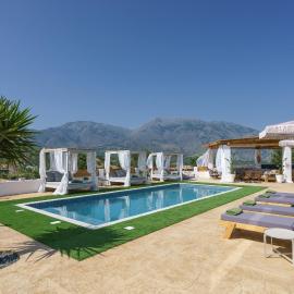Villa Yammas, 5-Bedroom Stone Villa with Private Pool, Walking distance from Beach