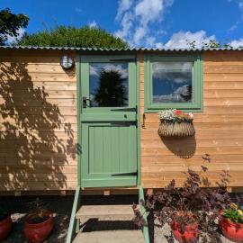 Myndy The Shepherd's Hut, hotel in Church Stretton