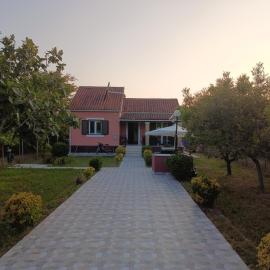 Beautiful nearby beach house with garden, private pool and large yard
