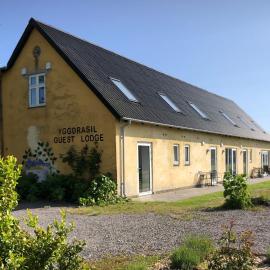 Yggdrasil Guest Lodge, hotelli kohteessa Gudhjem