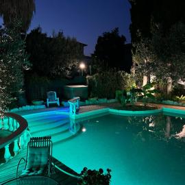 Cottage Milvia piscina privata rifugio romantico vicino al mare, hotel u gradu Tortoreto Lido