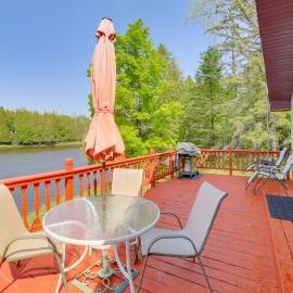 Ski, Ice Fish & Snowmobile: Getaway w/ Deck!, hotel u gradu 'Cornell'