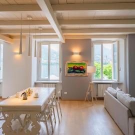 Overlooking The Lake Como Apartments, hotel v mestu Malgrate