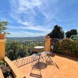 Charming little house with garden, stunning view