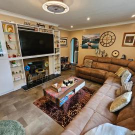 Stunning 4 bed house with huge garden and parking