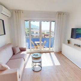 55E - Superbe studio climatisé entièrement rénové au 5ème et dernier étage sur le bord de Mer de Menton